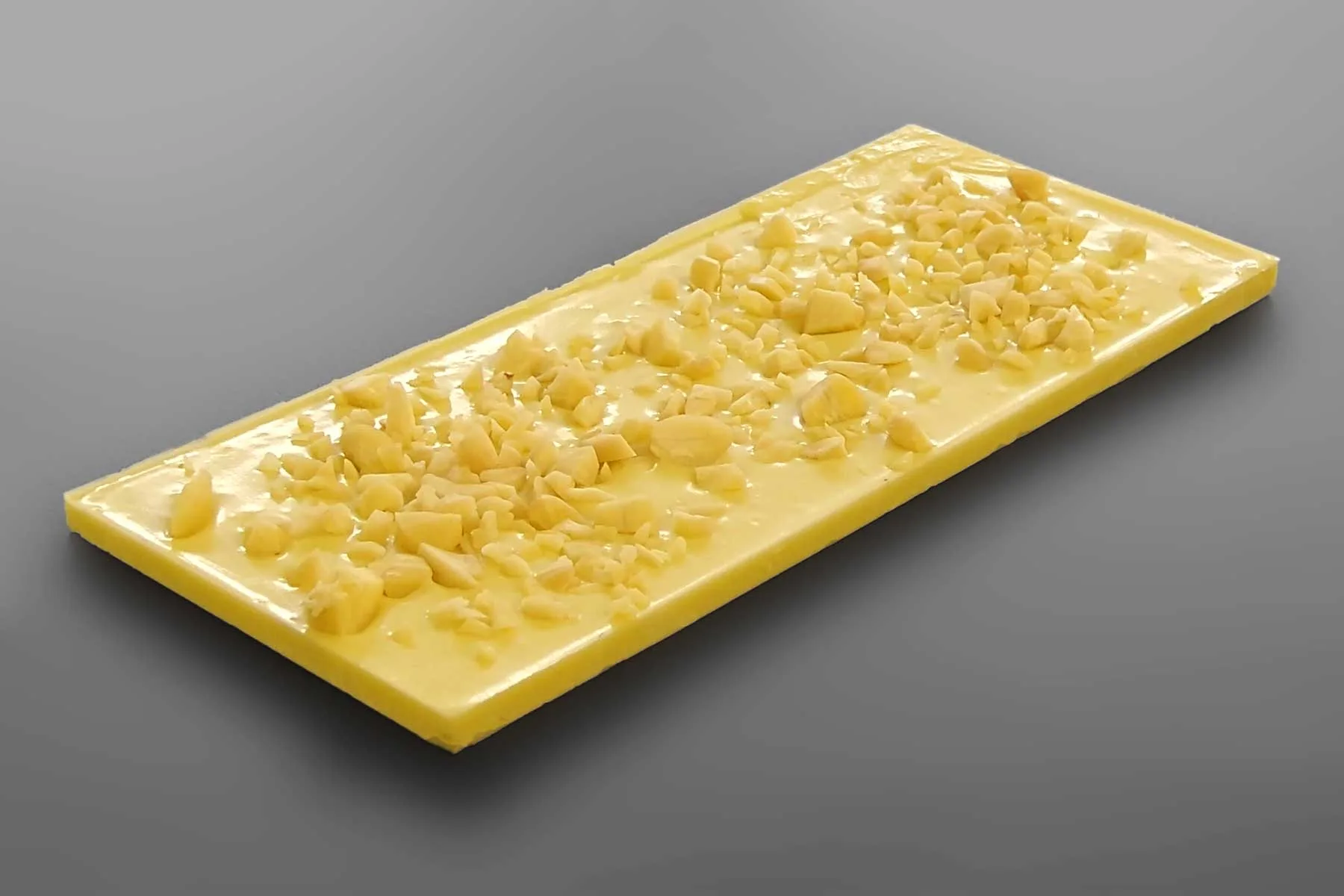 Bílá mléčná čokoláda posypaná mandlemi