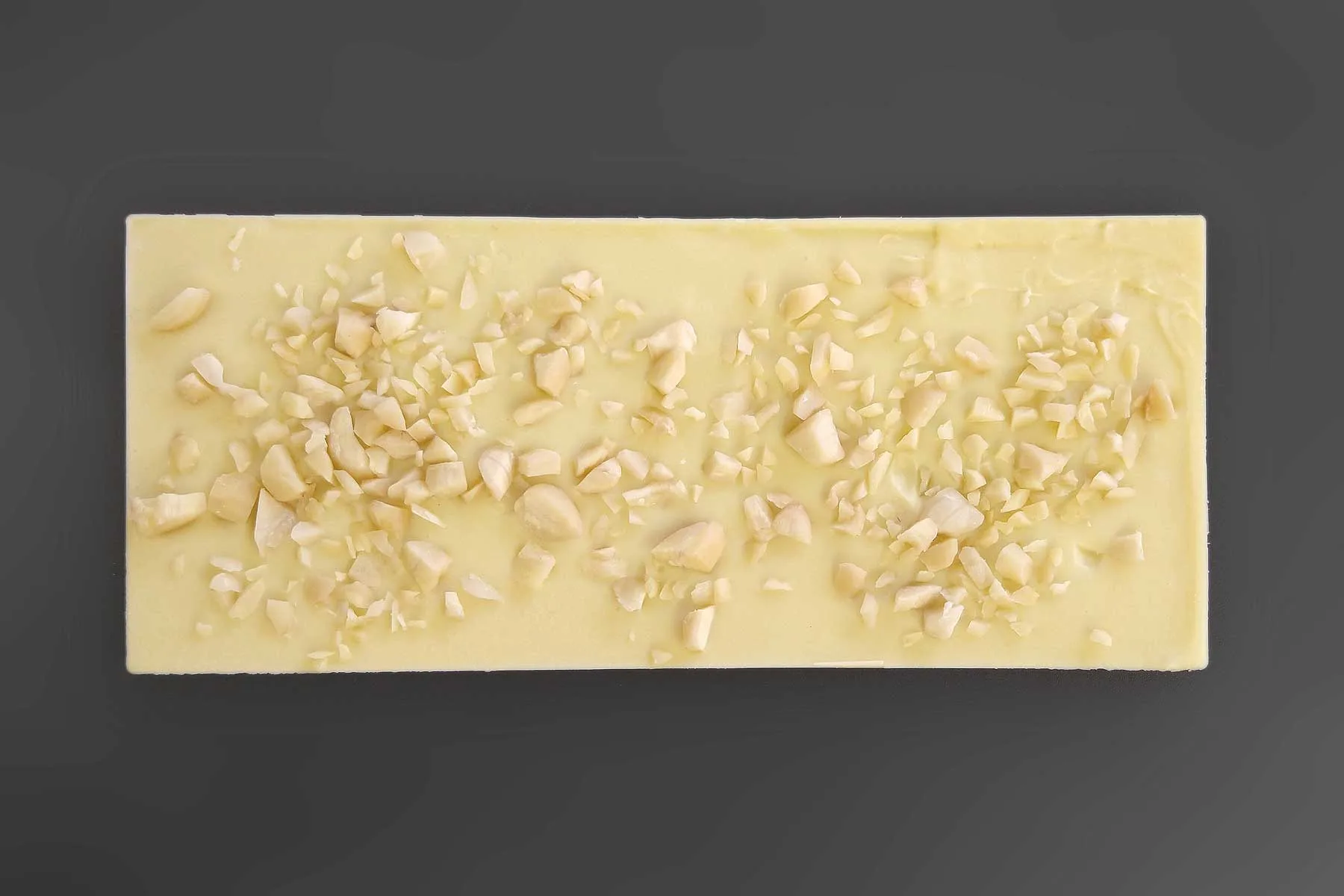 Bílá mléčná čokoláda posypaná mandlemi - Obrázek 2