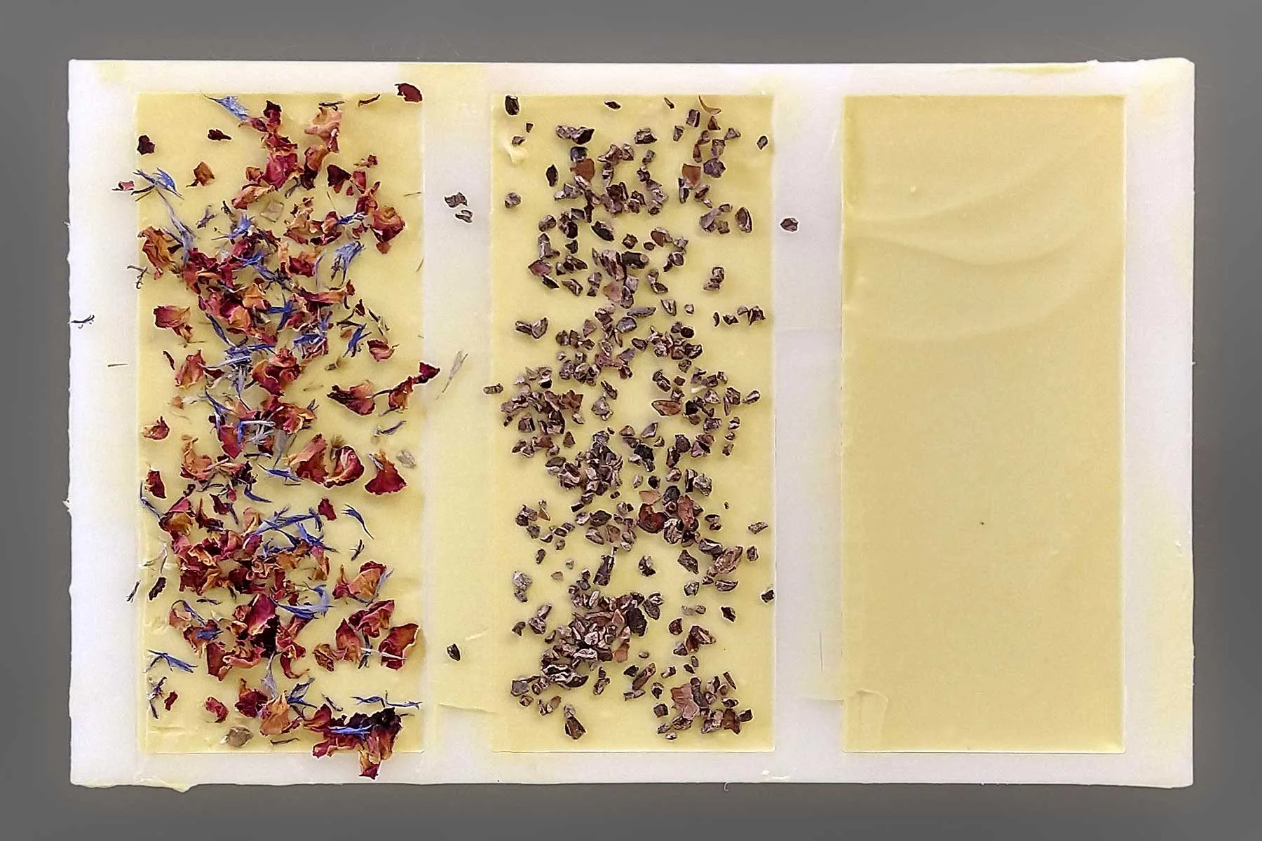 Bílá mléčná čokoláda posypaná mandlemi - Obrázek 4