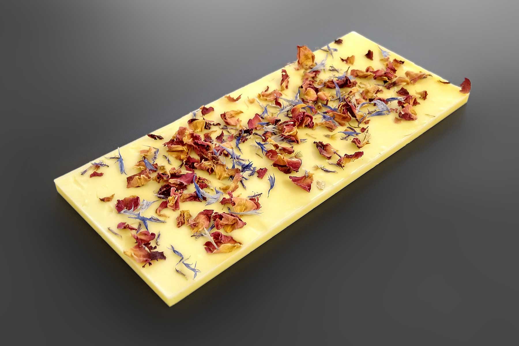 Chrpa a růže na bílé čokoládě